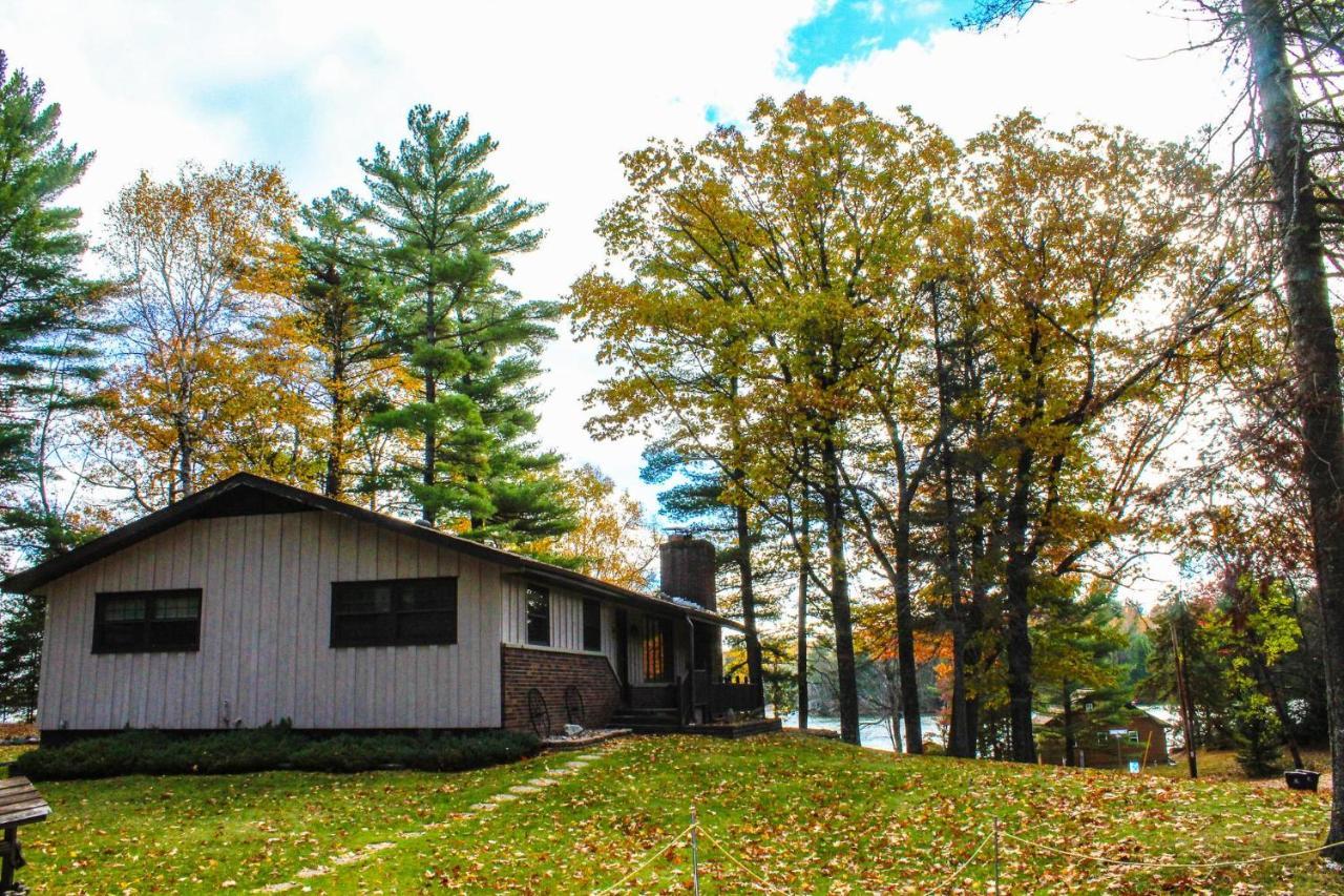 Crazy Loon Lodge Saint Germain Exterior photo
