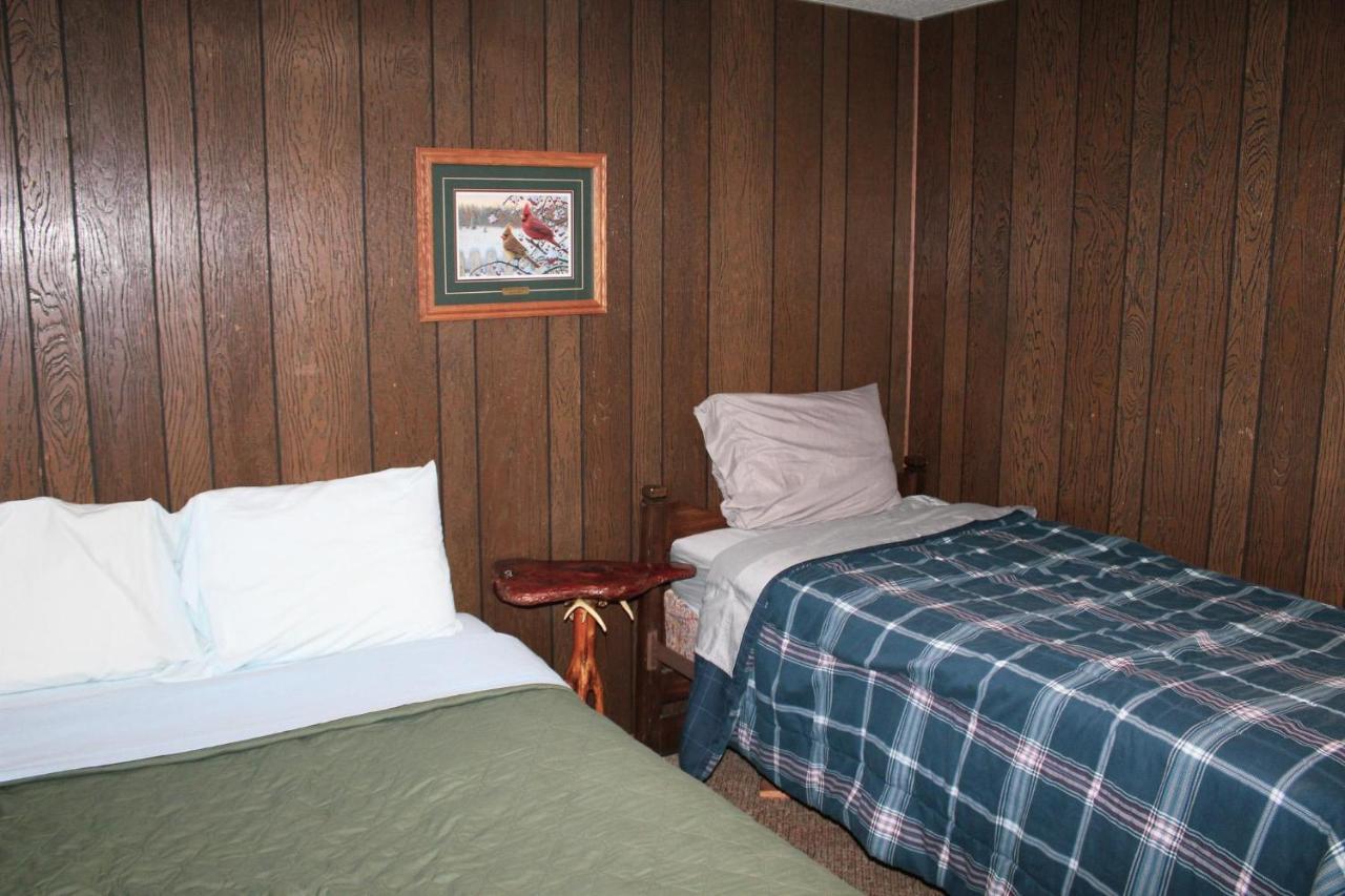 Crazy Loon Lodge Saint Germain Exterior photo